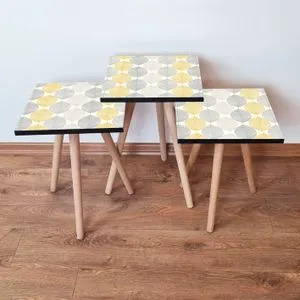 3Shp177 - Sivi, beli i žuti stočić za kafu (3 komada)