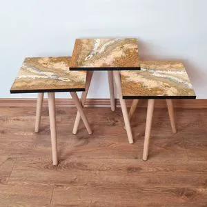 3Shp77 - Set od 3 Stola za Ugao u Narandžastoj, Beloj i Bež Boji