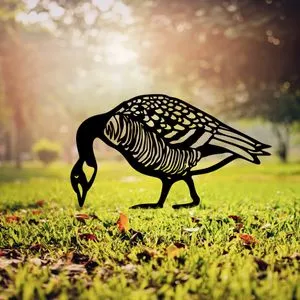 Dekorativni vrtni objekat - Crna guska 02