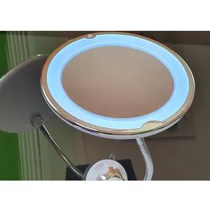 Ogledalo sa LED svetiljkama