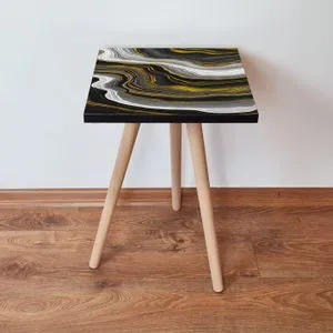 Shp75 - Crni Stolić sa Zlatnim i Belim Elementima