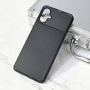 Torbica Defender Carbon za Samsung A065F Galaxy A06 crna