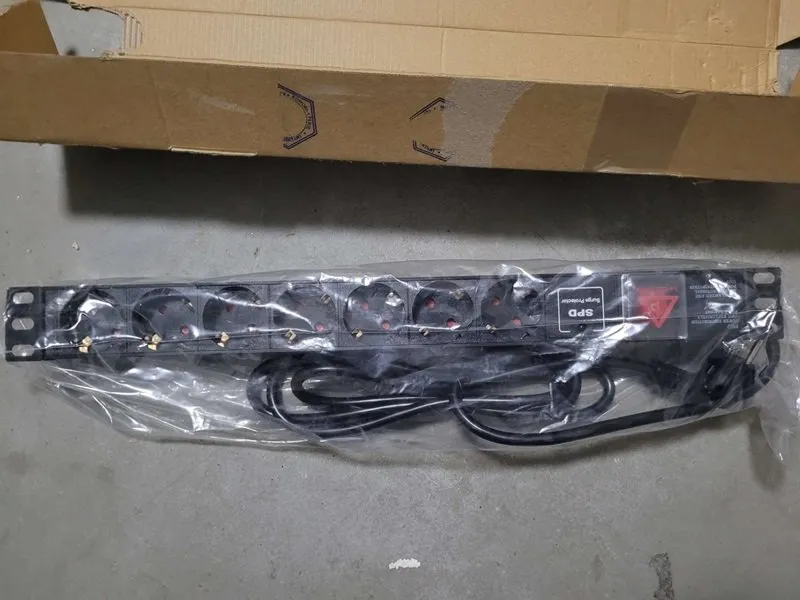 Produžni kabl sa zaštitom 7 utičnica 16A, PDU 1U aluminium sa zaštitom 2m 251 OUTLET