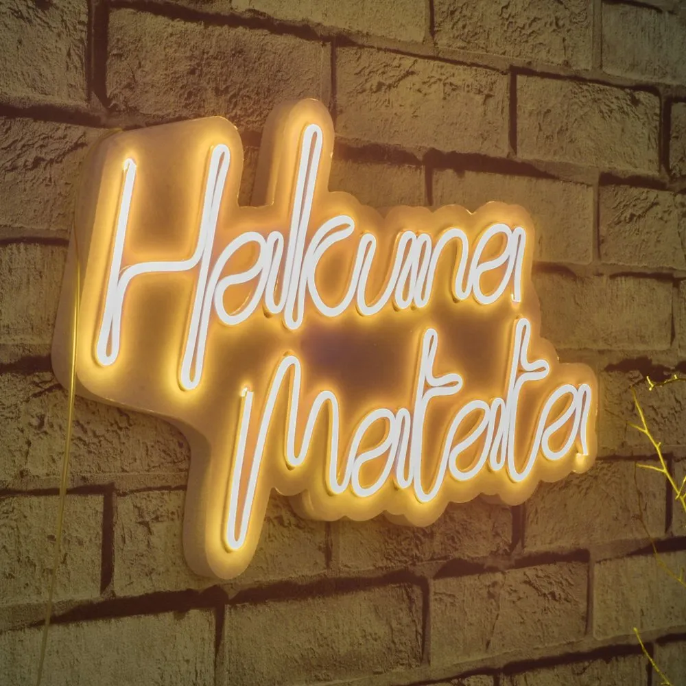Zidna LED dekoracija Hakuna Matata Yellow