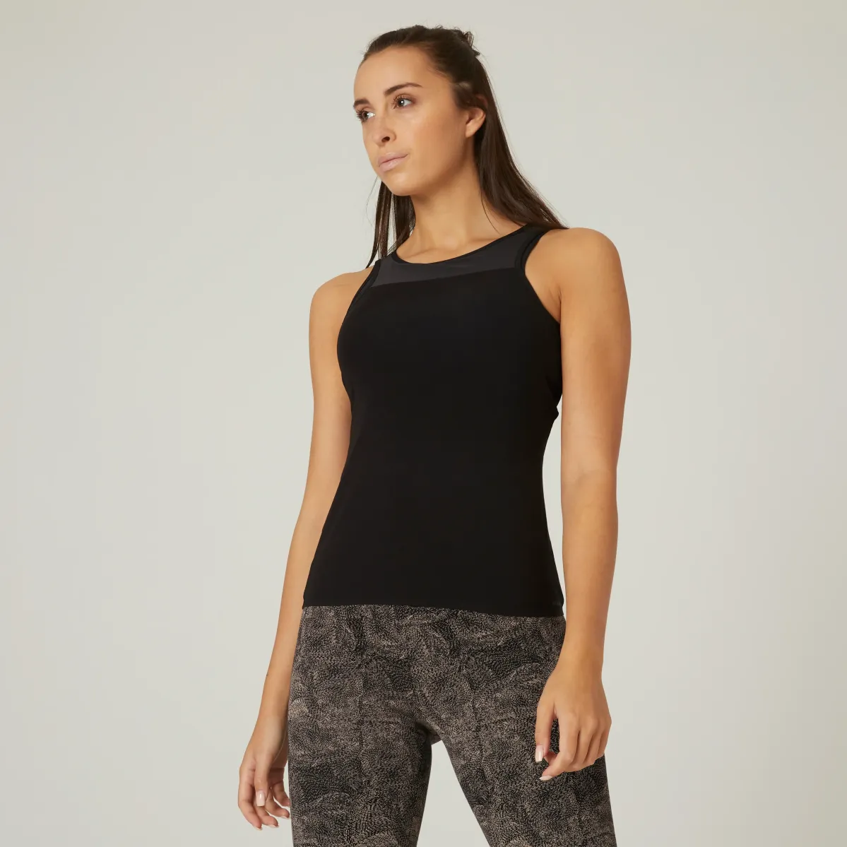Ženska crna majica za fitnes sa ugrađenim grudnjakom 900