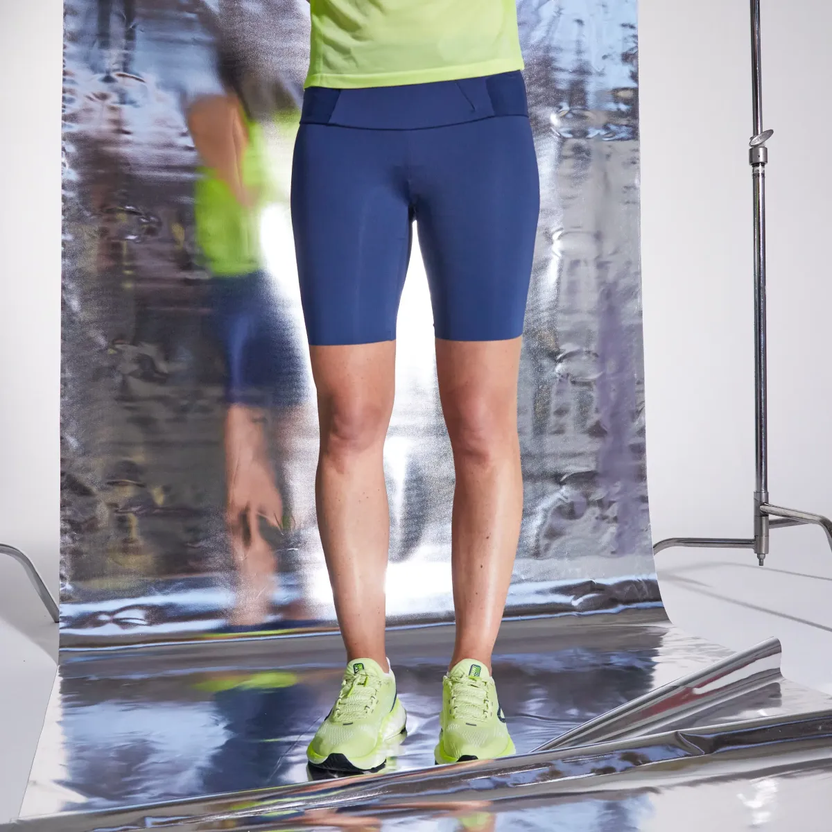 ŽENSKI ŠORTS ZA TRČANJE KIPRUN RUN 900 CRNI