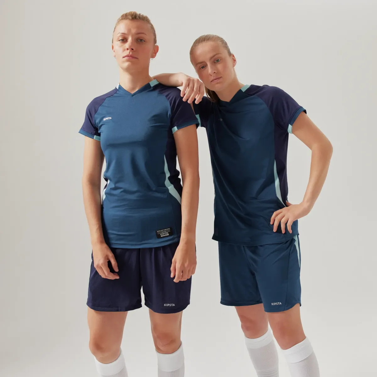 Plava ženska majica kratkih rukava i uskog kroja za fudbal