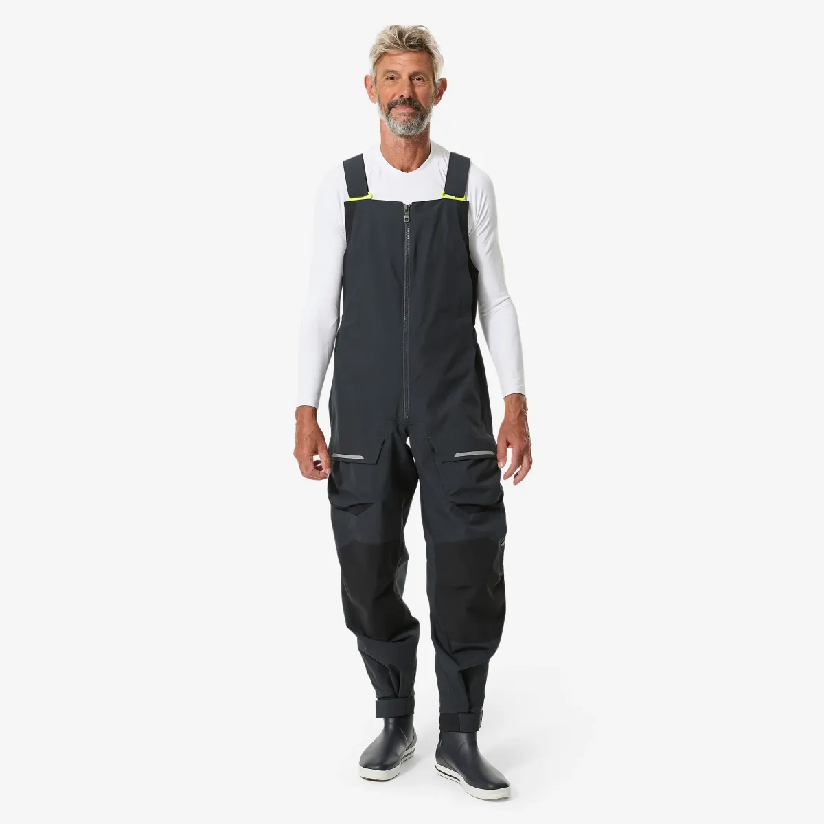 Tamnosive muške pantalone s tregerima za jedrenje 500
