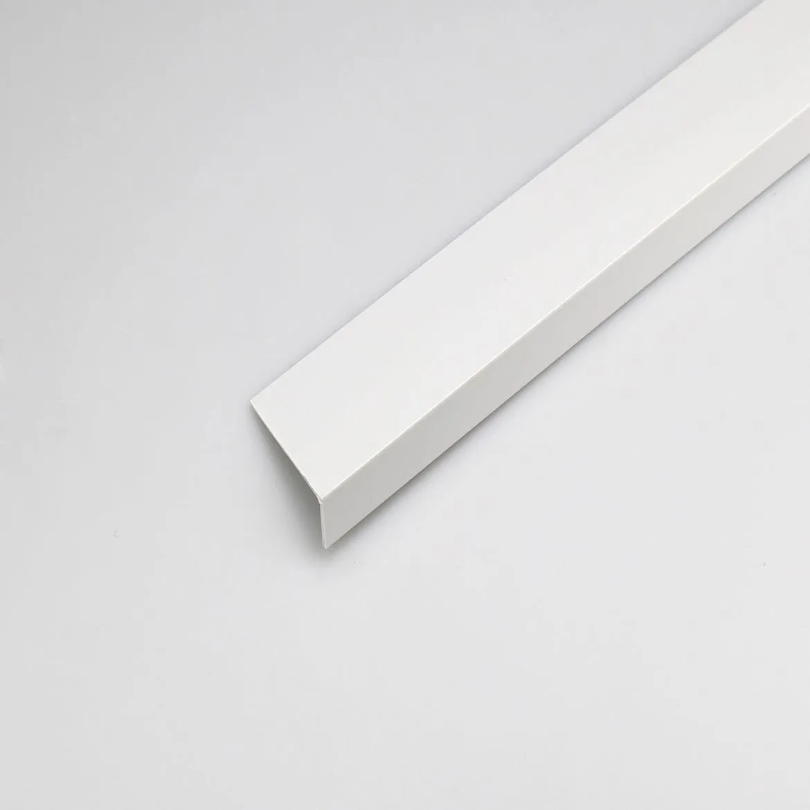 Ugao PVC bijeli, saten 20x10x1000