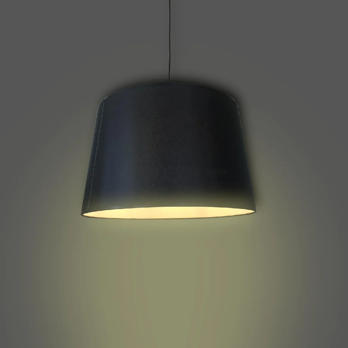 Viseca lampa Maja crna