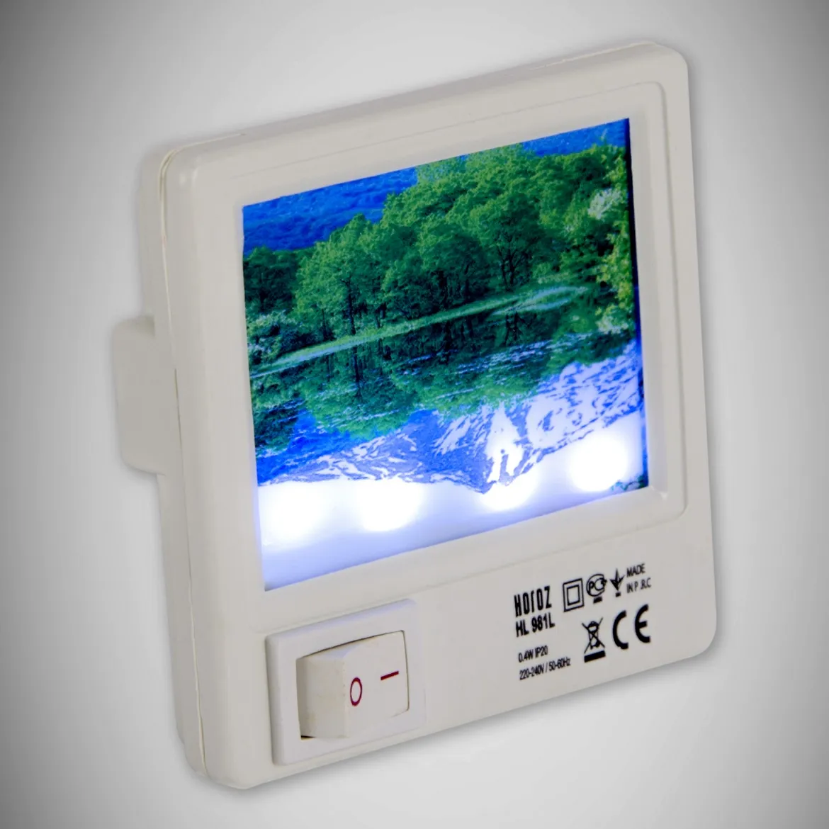 Zidna lampa za uticnicu Simone LED bela