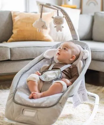 KIDS II Ingenuity Ljuljaška za bebe Rocking seat- cuddle lamb