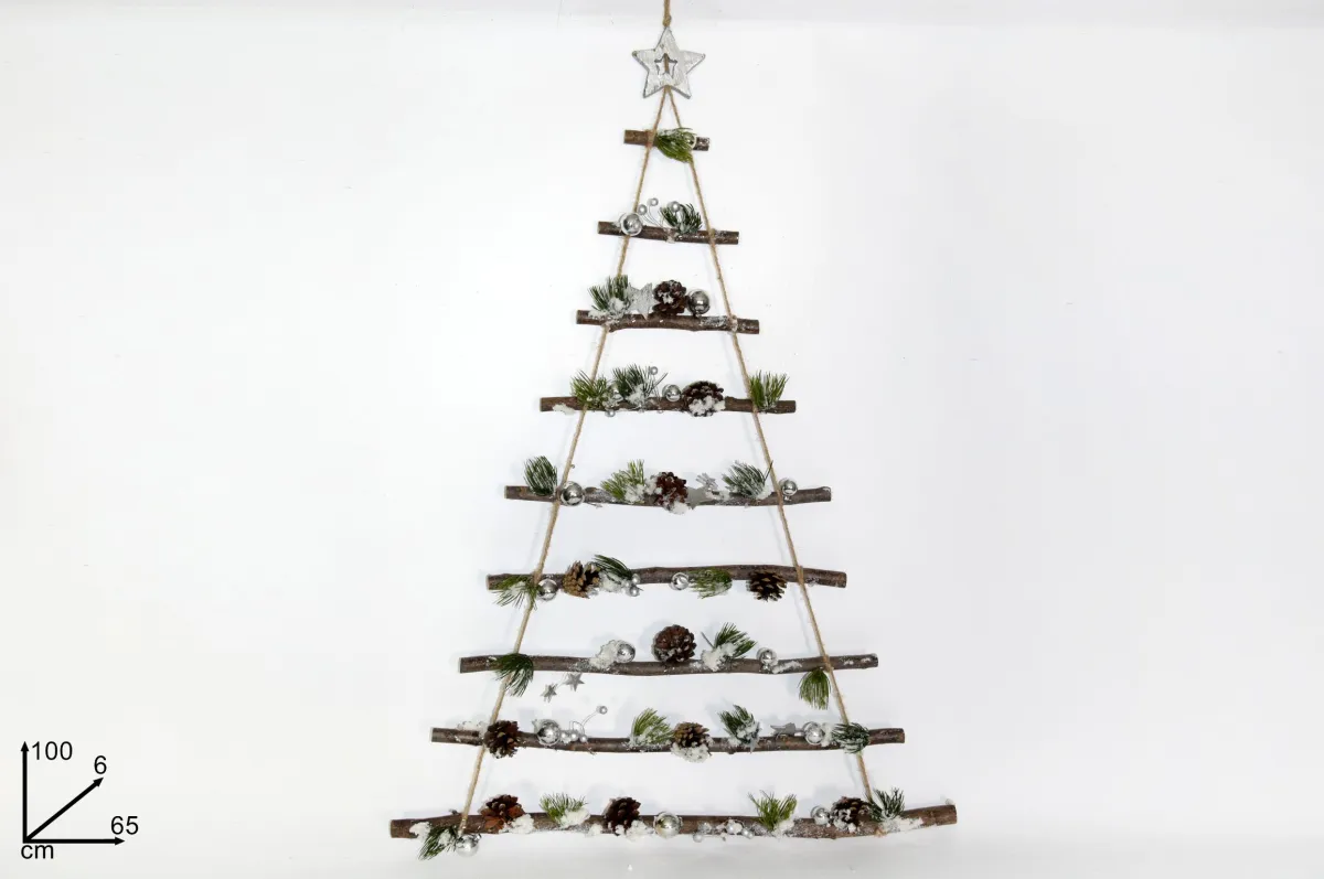 Novogodišnji ukras božićna jelka sa drvenim zvončićima i srebrnim šišarka