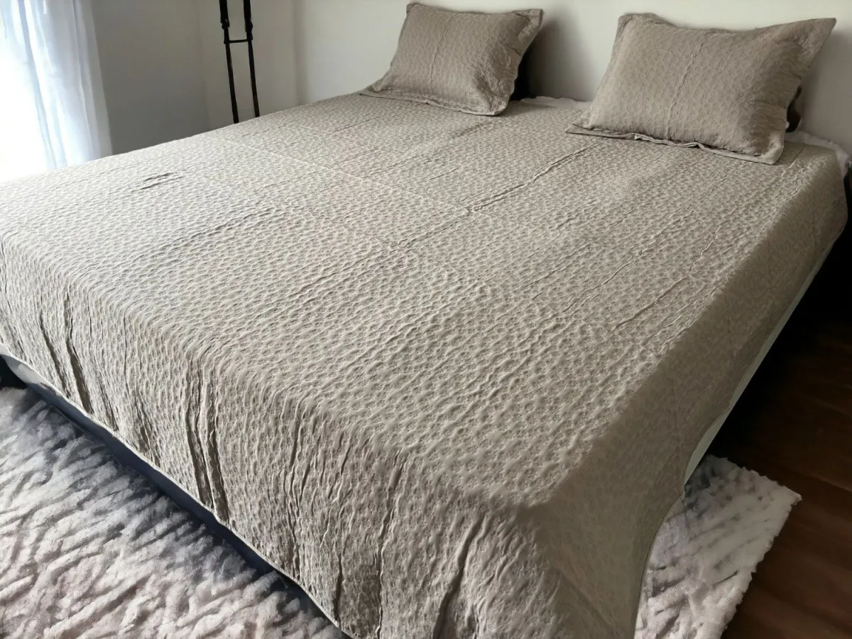 VIKTORIJA Prekrivač Elegance 250x260cm i 2 jastučnice Grey