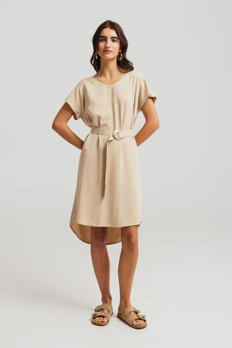 Bež  haljina ravnog kroja sa pojasom