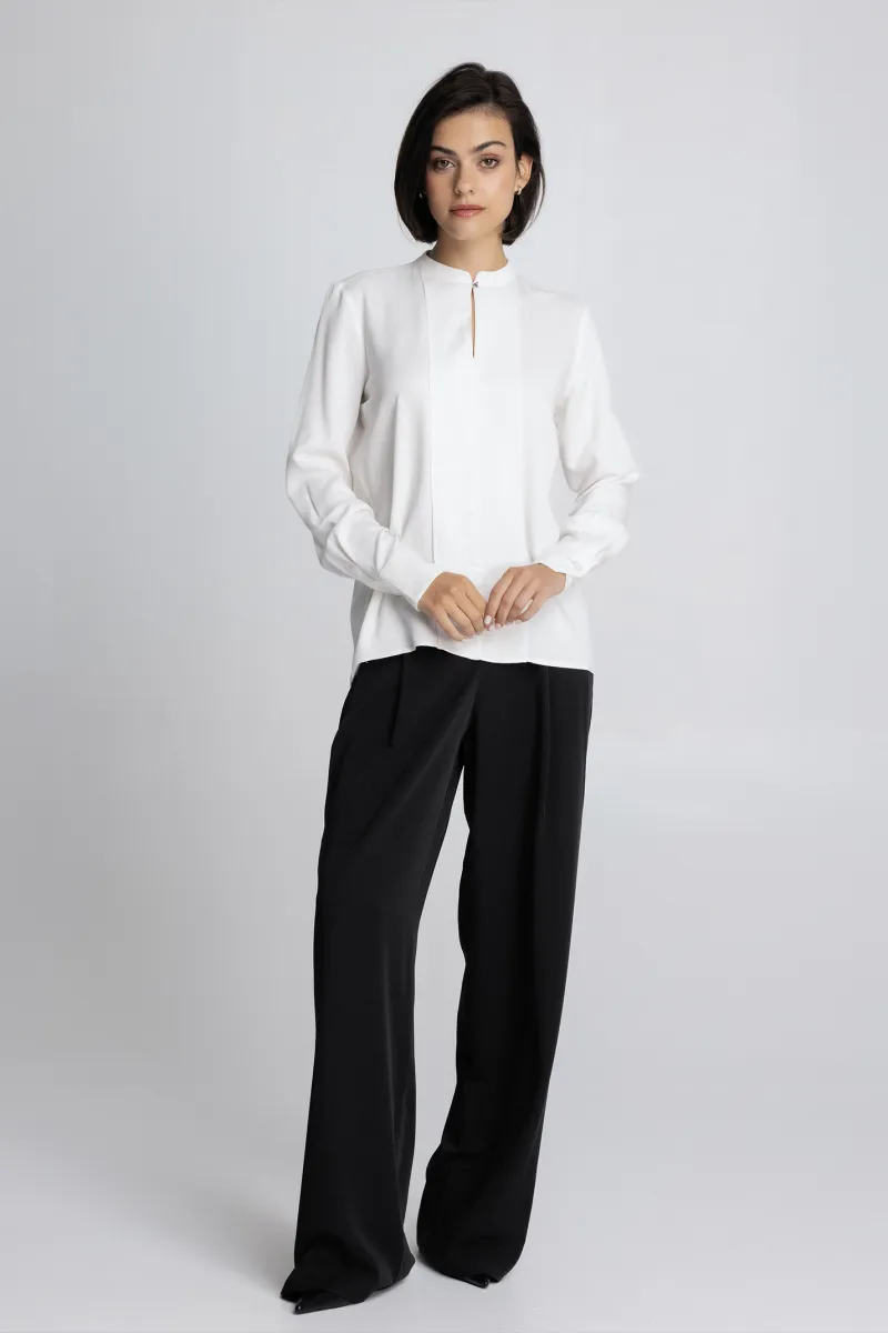 Bela bluza sa dugim rukavima i diskretnim otvorom