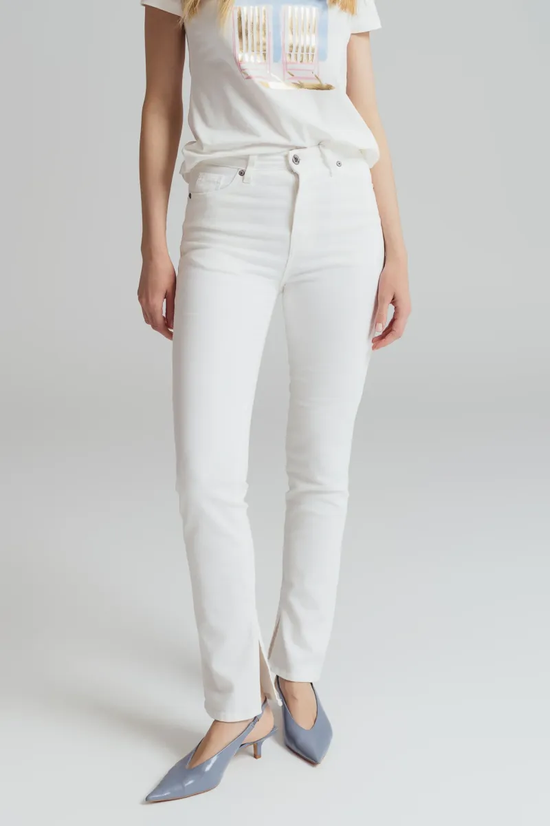 Bele slim fit farmerice-sa visokim strukom i prorezom na nogavicama-model 225