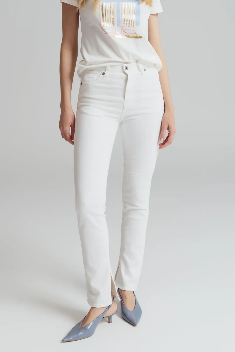 Bele slim fit farmerkevisokog struka sa prorezom na nogavicama-model 225