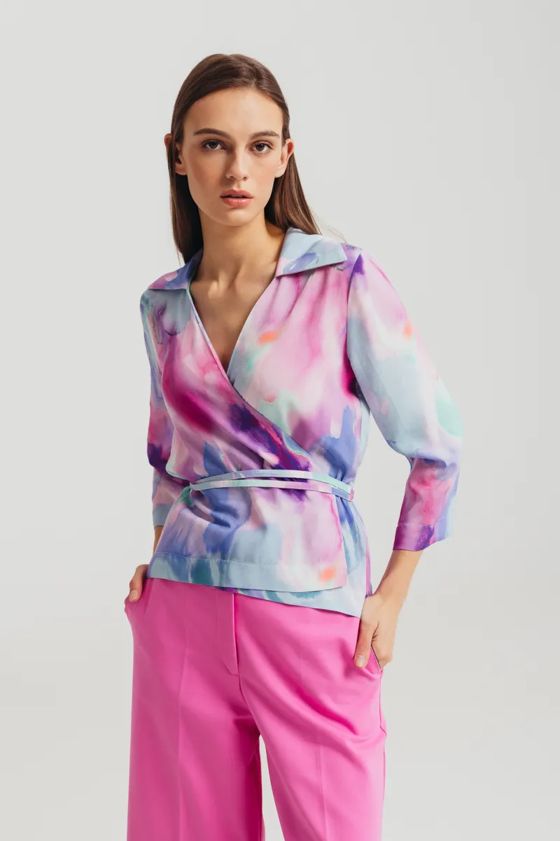 Bluza u pastelnim bojama na preklop