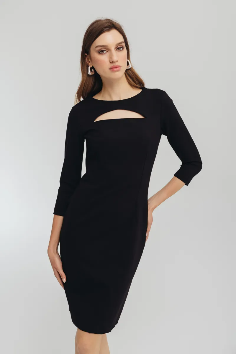 Crna haljina sa izrezom na dekolteu