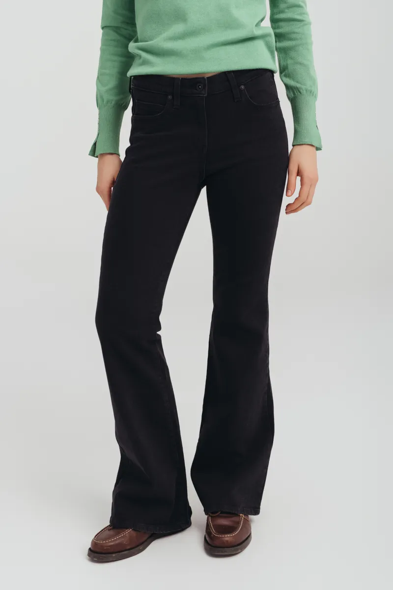 Crne ženske flare farmerice slim kroja i srednjeg struka-model 201