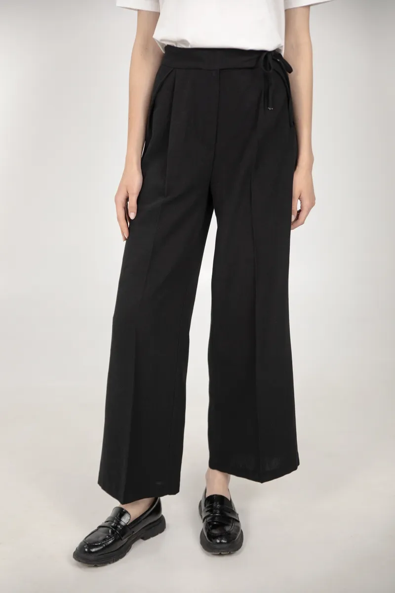 Crne pantalone na vezivanje
