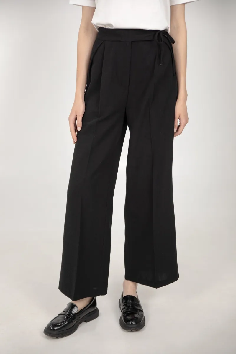 Crne pantalone na vezivanje