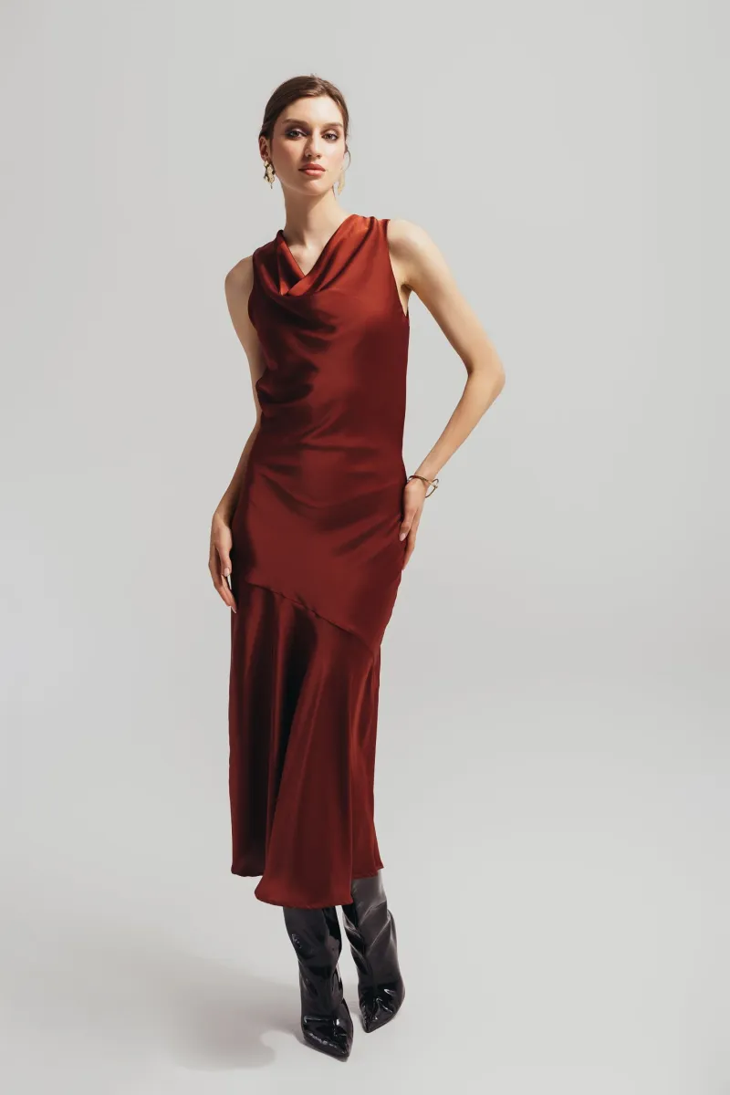 Duga bakarna haljina sa izrezom