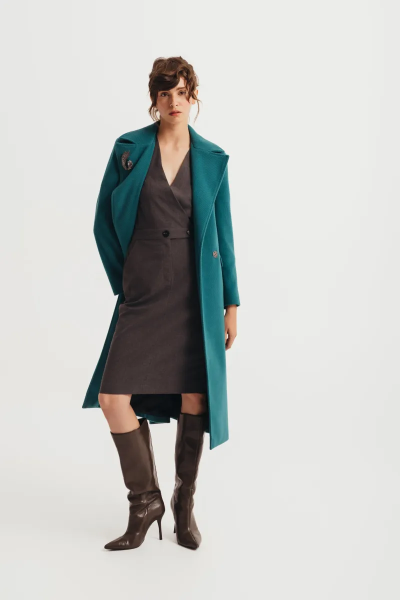 Dugi kaput u tirkiz boji sa pojasom