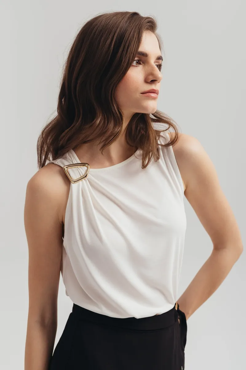 Elegantna bela bluza sa zlatnim detaljem