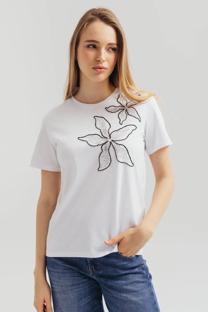 Elegantna bela majica sa cvetnim motivom