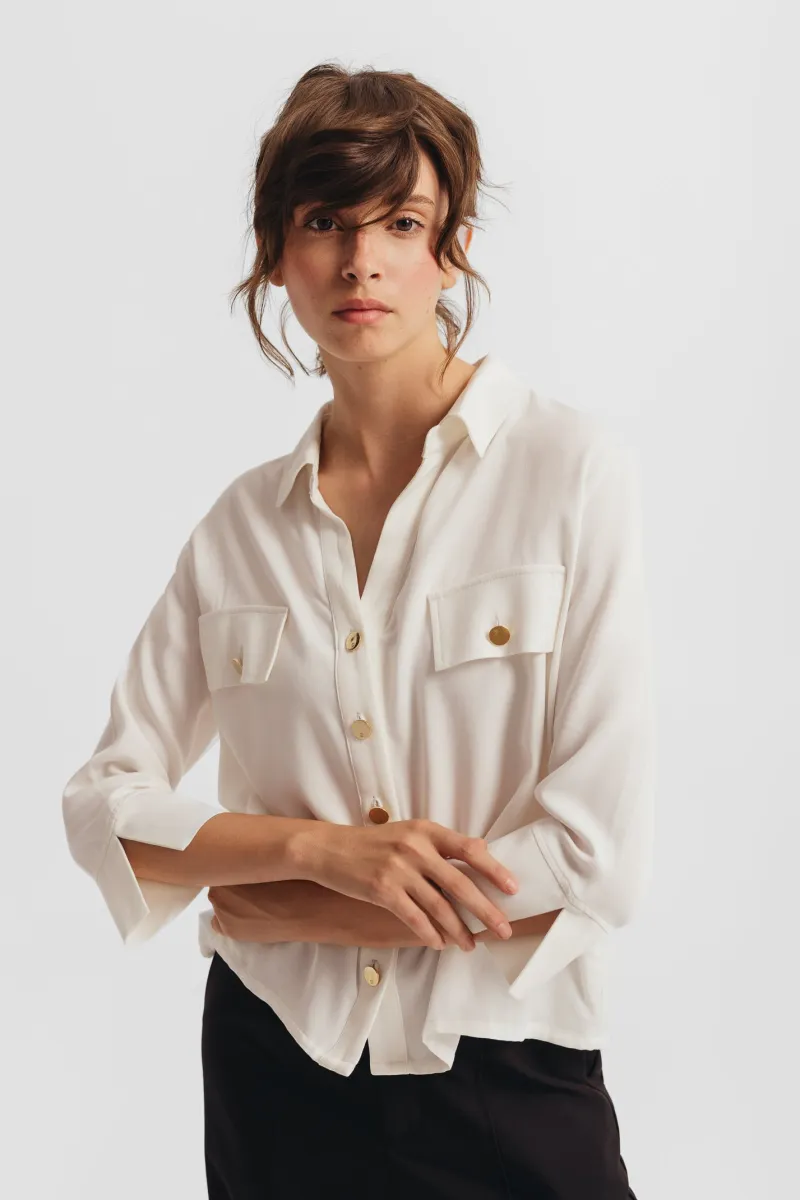 Ženska bela košulja sa džepovima i zlatnim dugmadima