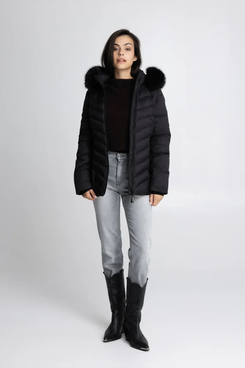 Ženska kratka crna jakna sa krznom