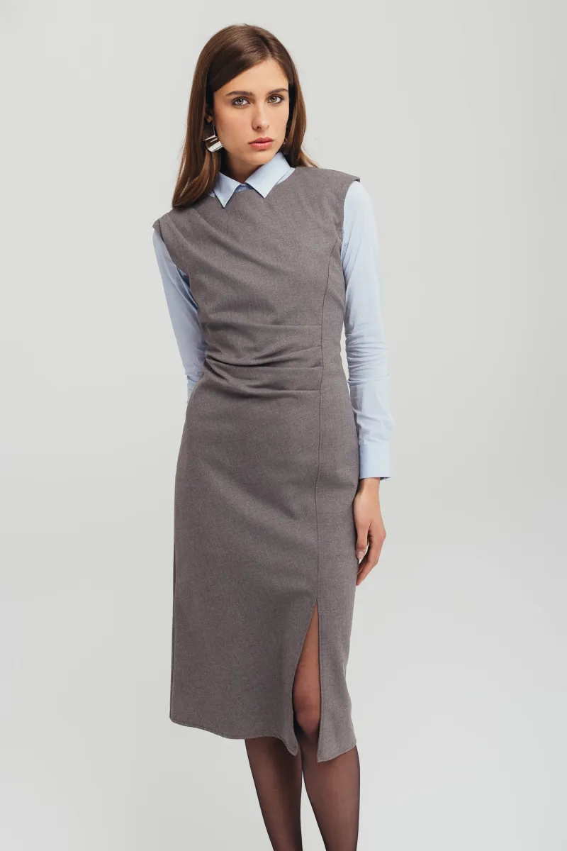 Ženska siva haljina elegantnog kroja sa prorezom