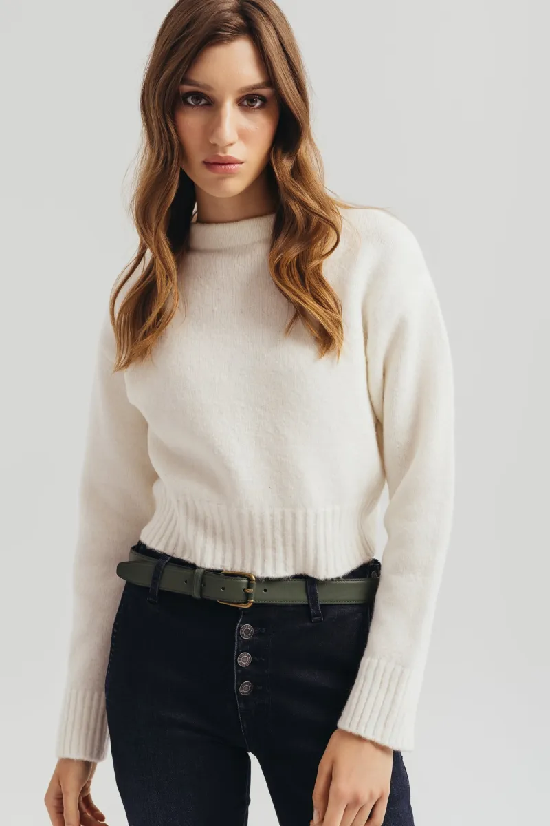 Ženski beli džemper sa rebrastim detaljima