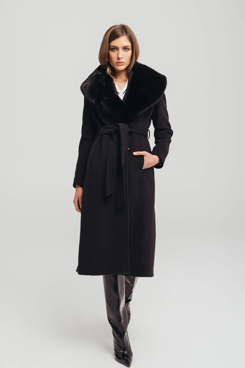 Ženski crni kaput sa krznom