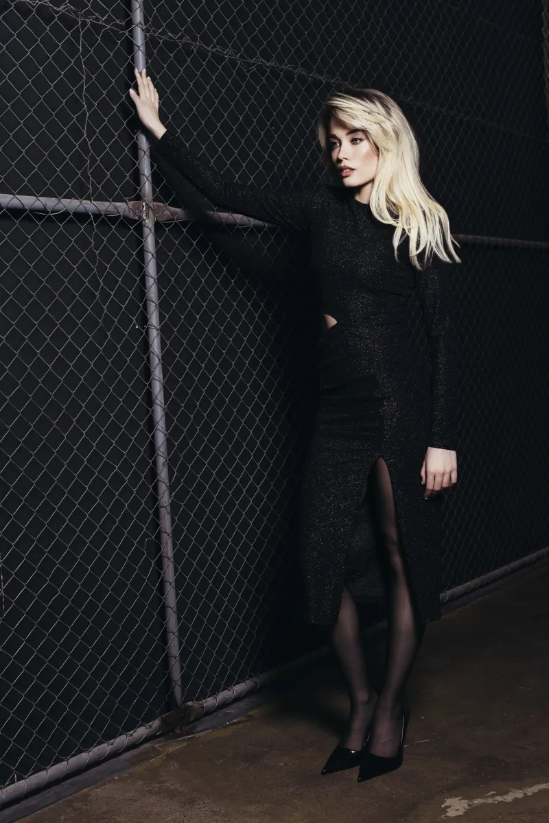 Šljokičava haljina sa izrezom na stomaku