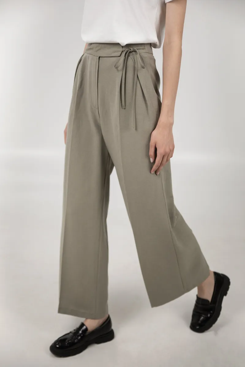 Maslinasto zelene pantalone na vezivanje