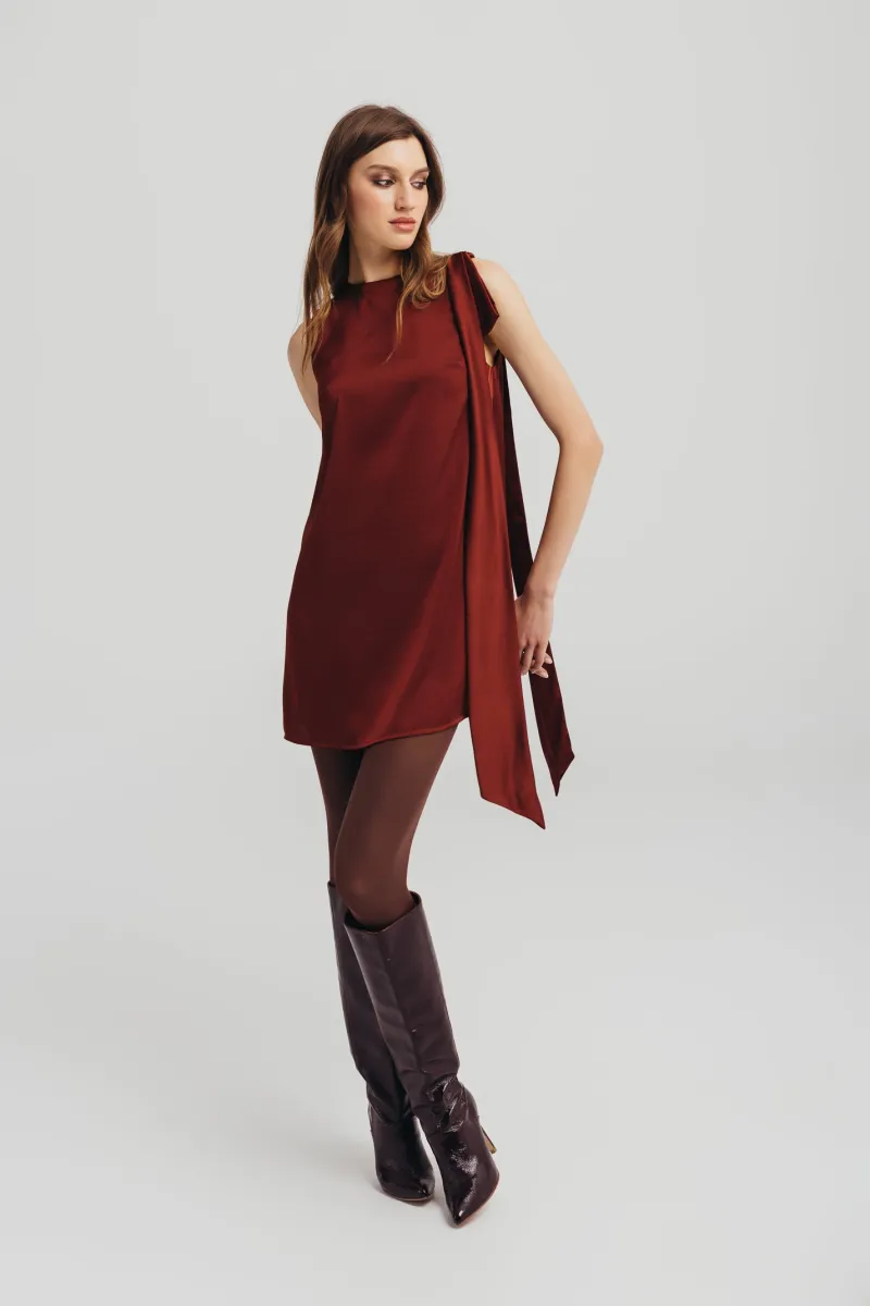 Mini haljina sa asimetričnim detaljem