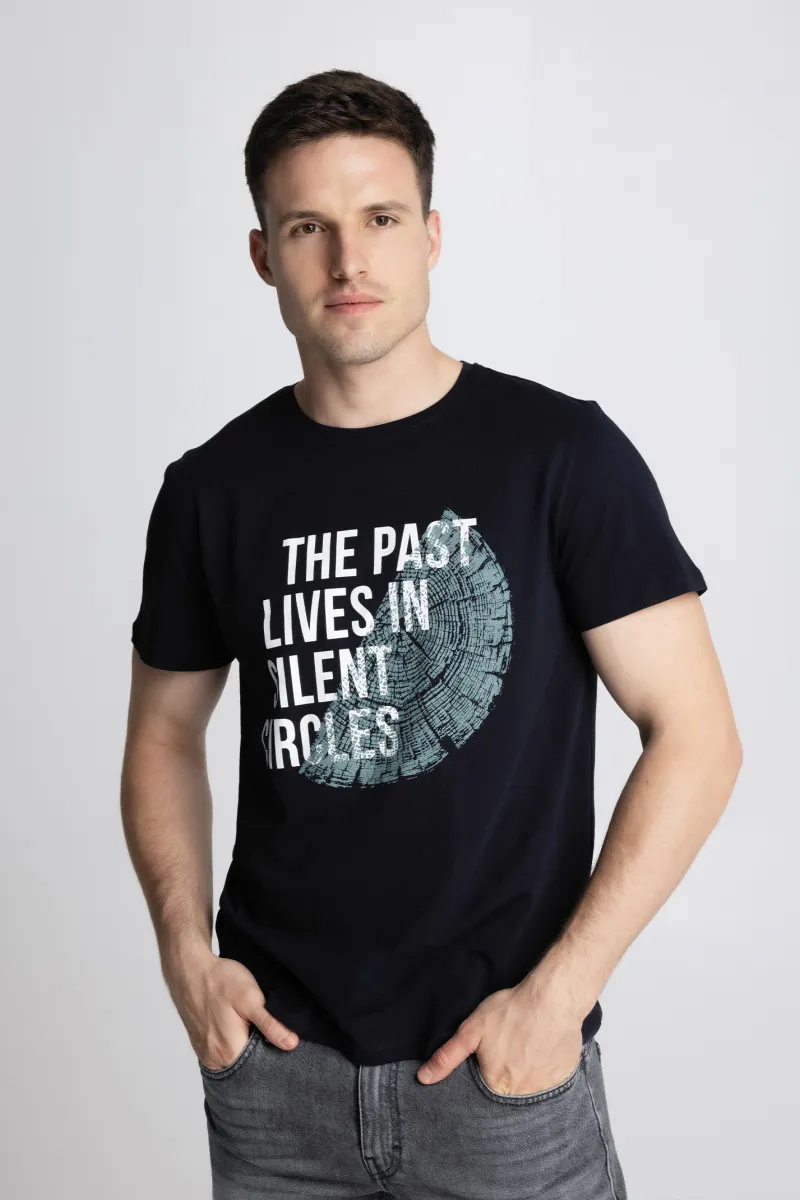 Muška crna majica sa printom i natpisom The Past Lives in Silent Circles