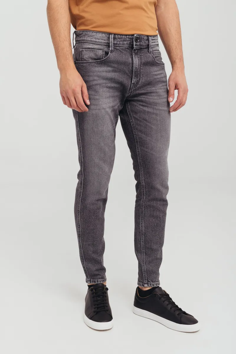 Muške sive skinny farmerice sa tapered nogavicama i srednjim strukom -model 130