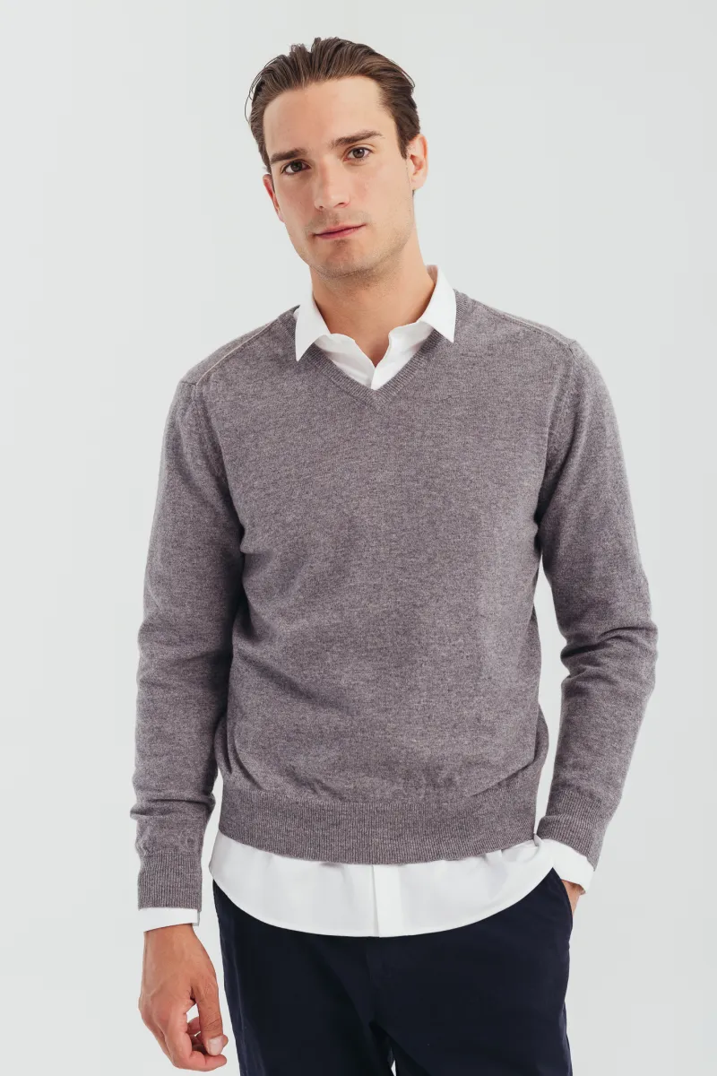 Muški sivi džemper sa V-izrezom