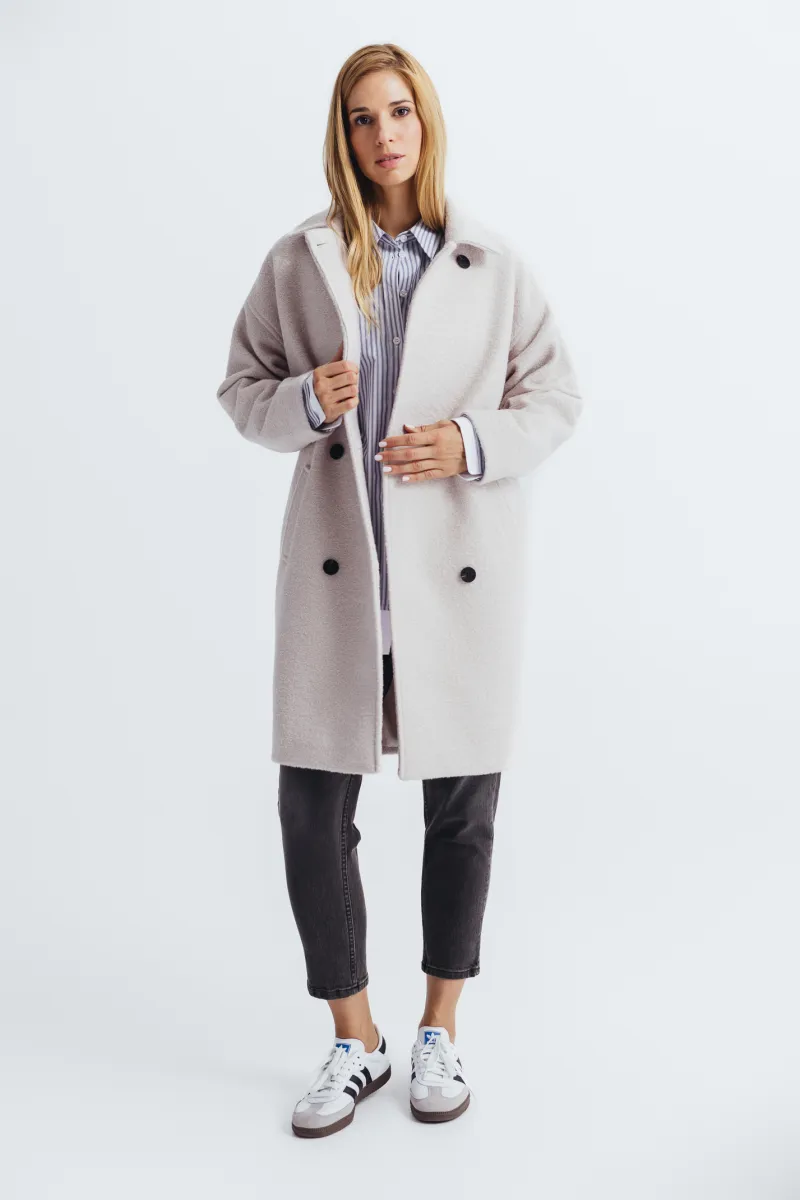 Oversize ženski kaput u bež nijansi