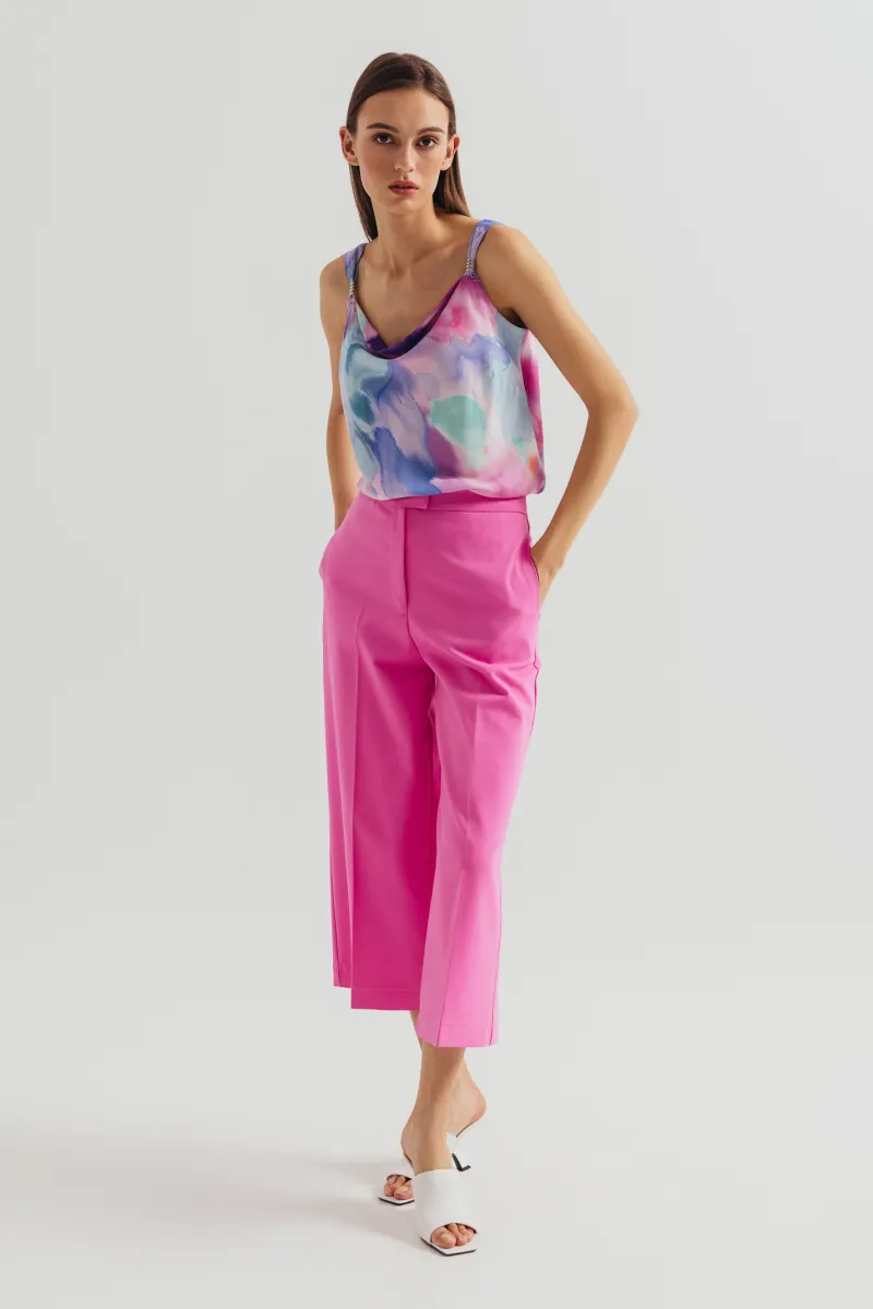 Roze pantalone sa širokim nogavicama i visokim strukom
