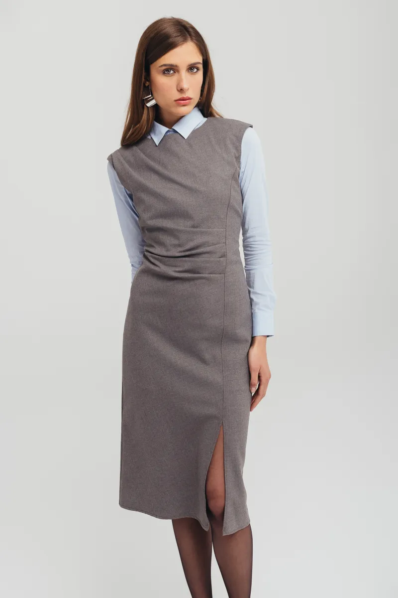 Siva haljina elegantnog kroja sa prorezom