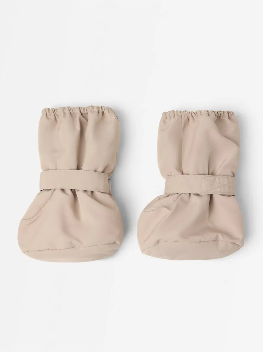 – Water repellent footies