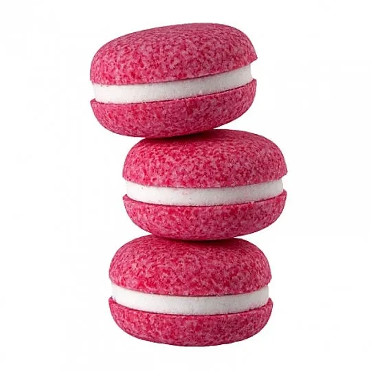 Ceano Cosmetics Cranberry Macaroon Bath Bomb Bombica za kupanje u obliku makarona 'Brusnica'