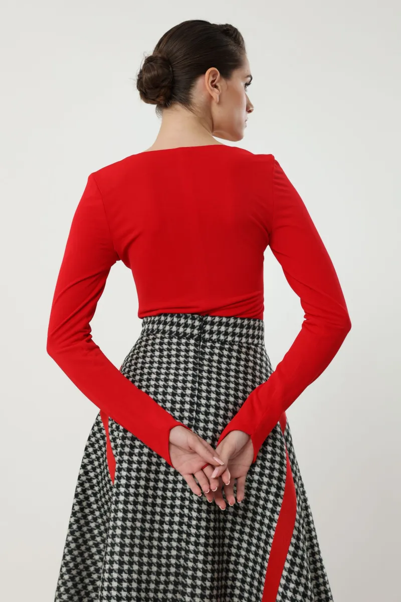 BLUZA SA ČETVRTASTIM IZREZOM 52218001-5