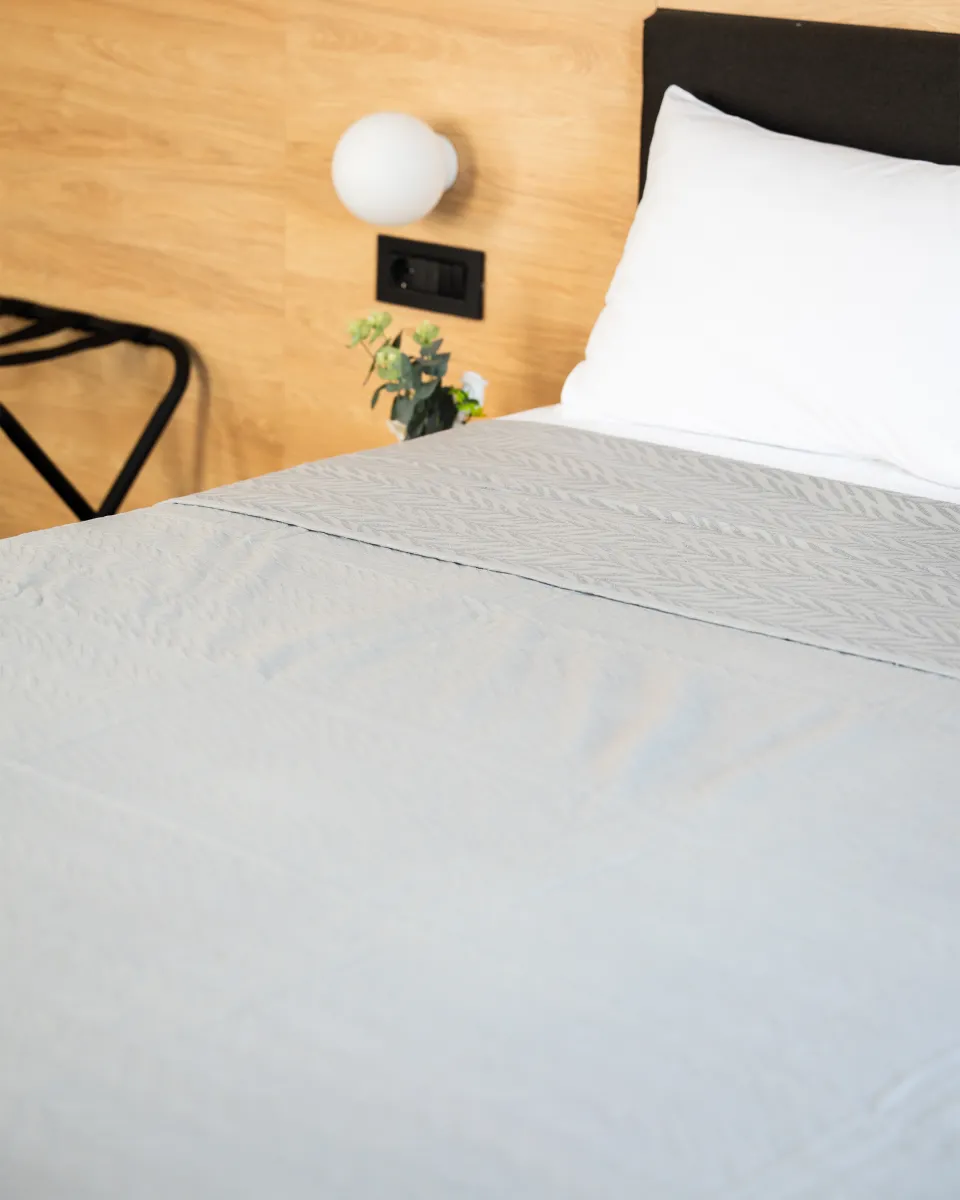 Prekrivač za franc. krevet Jacquard 240x260cm 250g/m2 sivi