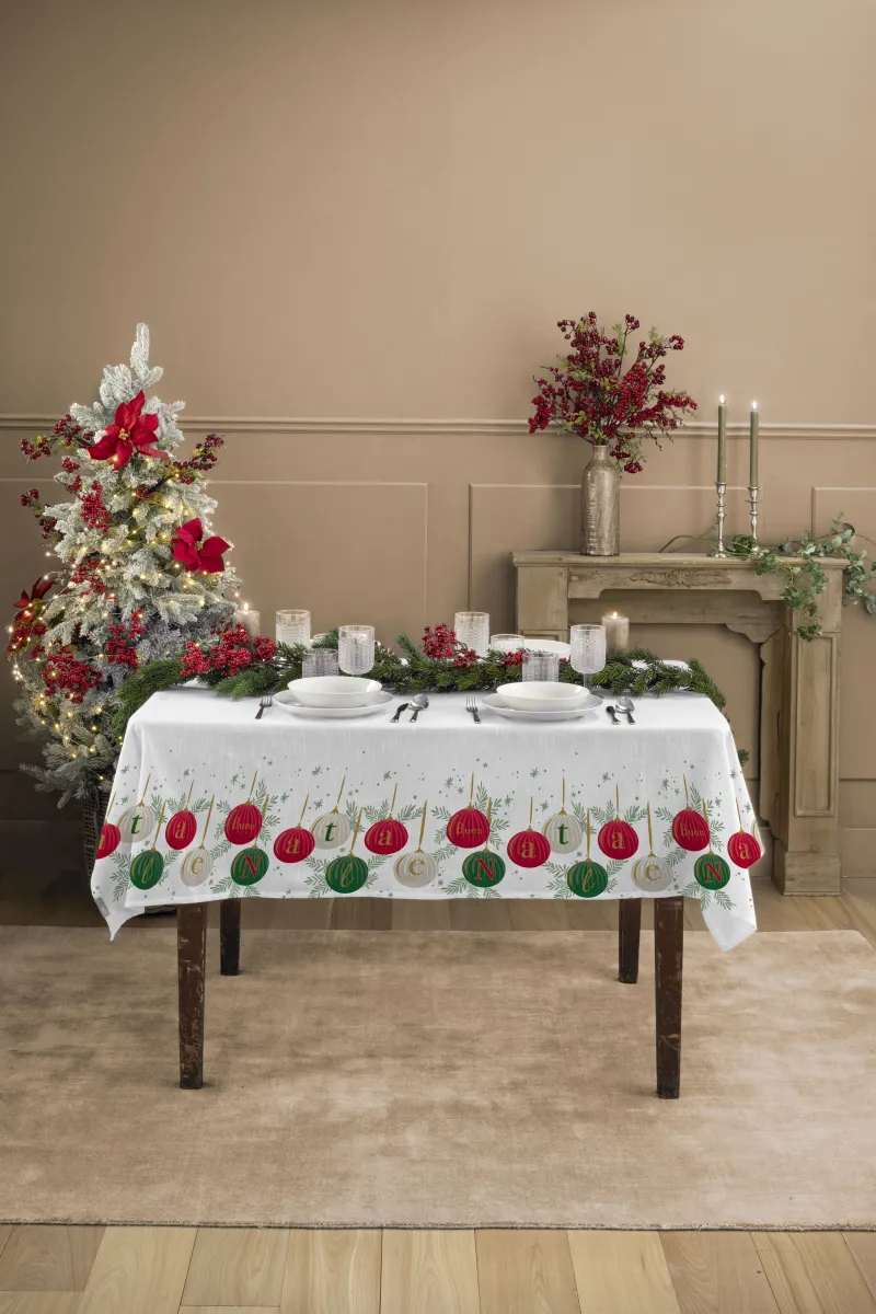Stolnjak Christmas ball 140x240cm beli sa slikama novog. kuglica Amolacasa